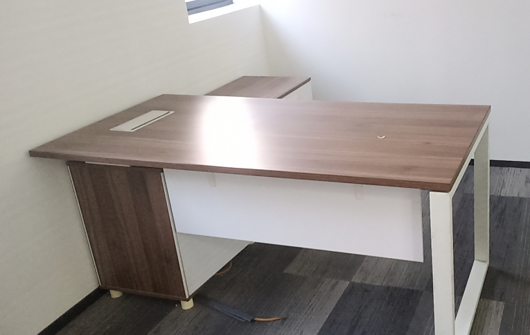 二手老板办公桌安装效果图 二手老板办公桌安装效果图